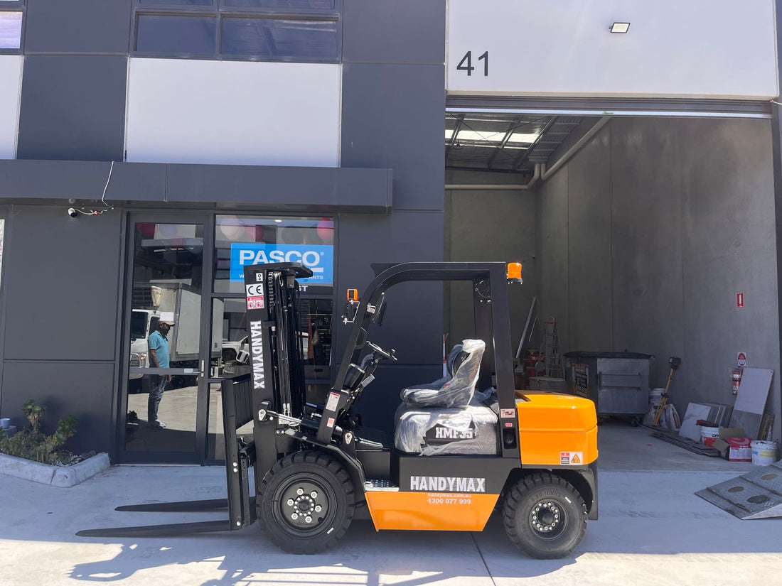 Another Handymax HMF35 Forklift on the Move