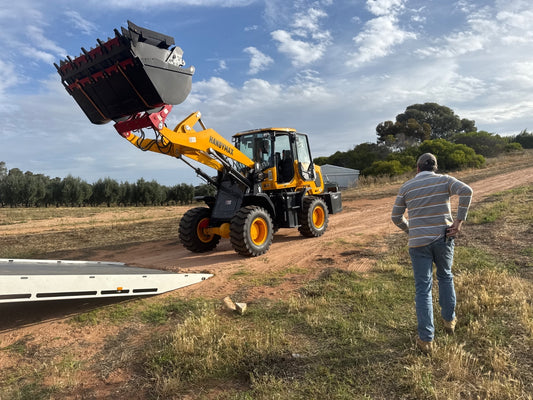 HandyMax HM22 Wheel Loader – Grapple Bucket, Rural Dirt Track, Getting It Done