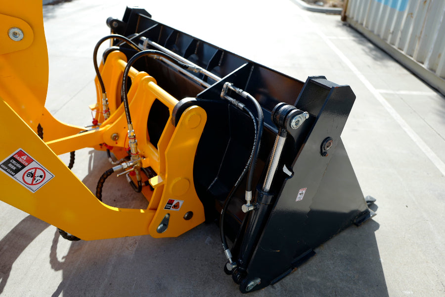 Handymax HM16 Loader Featuring Hydraulic Quick Hitch B2